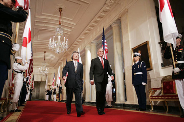 Cross Hall- Bush & prime minister of Japan in 2006