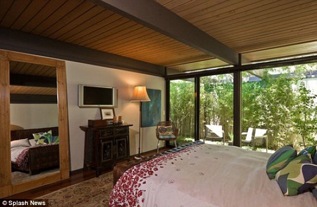 Scarlett_Johansson_Ryan_Reynolds_LA-Home_Master_Bedroom